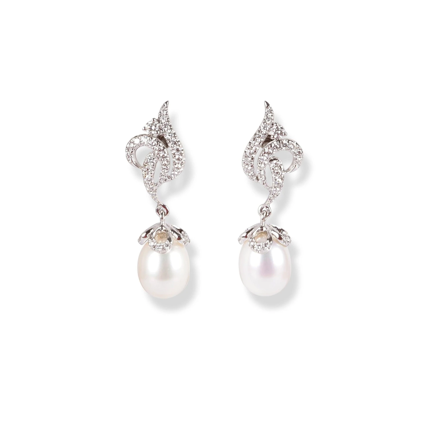 18ct White Gold Diamond & Cultured Pearl Drop Set (Pendant + Chain + Earrings) MCS6066/7 18ct White Gold Diamond & Cultured Pearl Drop Set (Pendant + Chain + Earrings) MCS6066/7 -Mathieu Blan Chard Soldes 18ct white gold diamond cultured pearl drop set pendant chain earrings 4 scaled