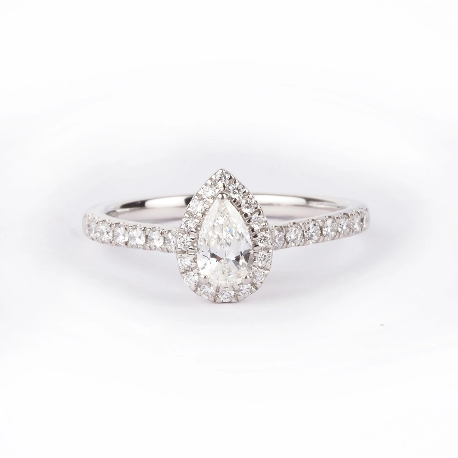 Platinum Cluster Diamond Ring LR-6335 Platinum Cluster Diamond Ring LR-6335 -Mathieu Blan Chard Soldes LR 6335