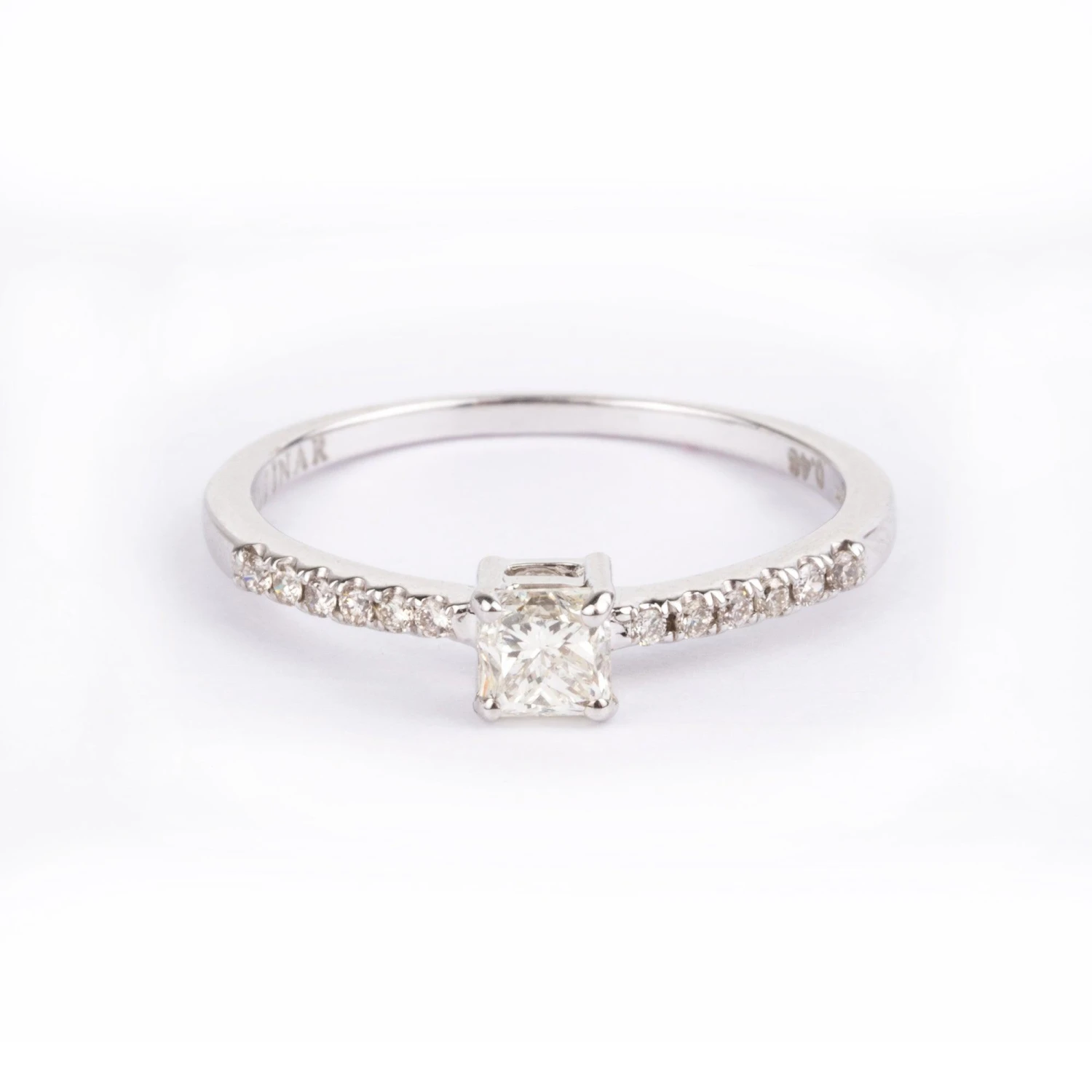 18ct White Gold Diamond Ring MCS2832 18ct White Gold Diamond Ring MCS2832 -Mathieu Blan Chard Soldes MCS2832