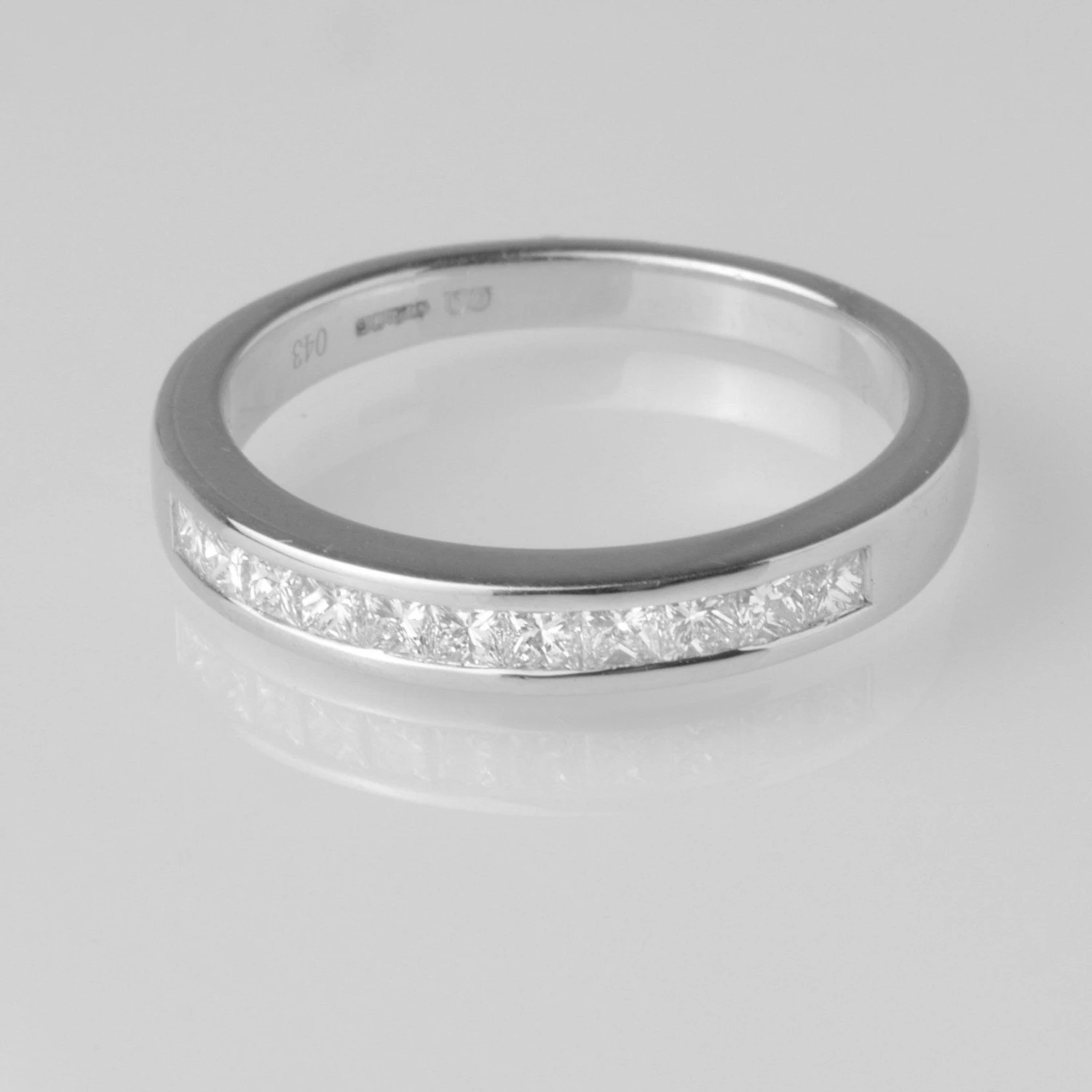 Platinum Diamond Eternity Ring R20244E-171 Platinum Diamond Eternity Ring R20244E-171 -Mathieu Blan Chard Soldes R20244E 171 A platinum diamond quarter eternity ring