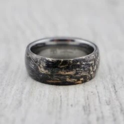 Bague En Tungstène Et Bois D'érable Infusé Noir