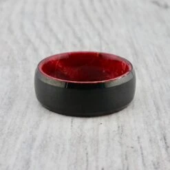 Bague En Tungstène Et Bois D'érable Infusé Rouge
