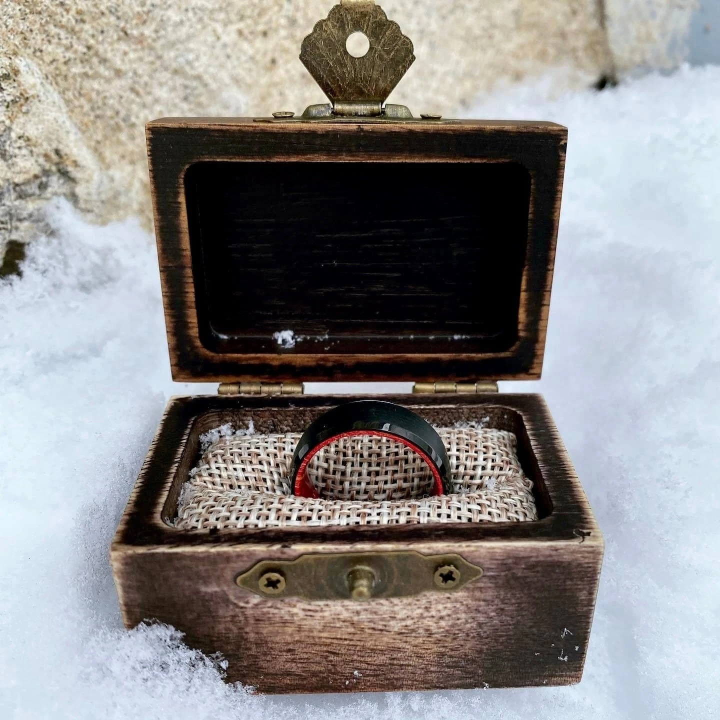 Bague en tungstène et bois d'érable infusé rouge Bague En Tungstène Et Bois D'érable Infusé Rouge -Mathieu Blan Chard Soldes bague en tungstene et bois d erable infuse rouge roadtripmadewood bague en tungstene et bois d erable infuse rouge mathieu blanchard mathieu blanchard joaillerie 1170887185