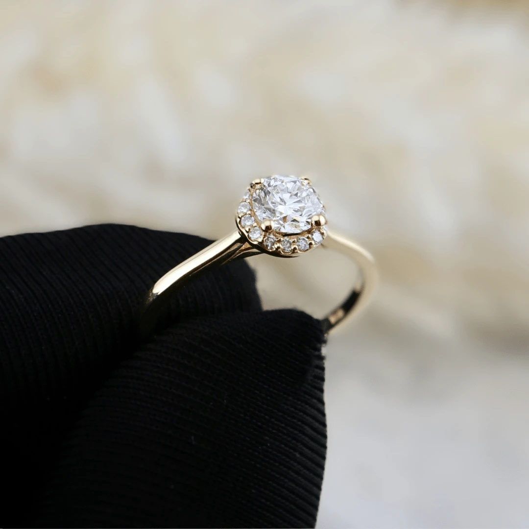Bague Halo Classique en or 14K - 18K et diamants 0,6 ctw Bague Halo Classique En Or 14K - 18K Et Diamants 0,6 Ctw -Mathieu Blan Chard Soldes bague halo classique en or 14k 18k et diamants 0 6 ctw mathieu blanchard bagues de fiancailles modernes halo diamant rond 0 60 ctw mathieu blanchard mathieu blanchard joaillerie 1170887269