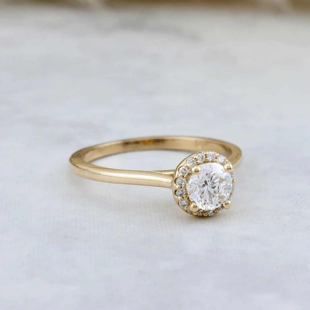 Bague Halo Classique en or 14K - 18K et diamants 0,6 ctw Bague Halo Classique En Or 14K - 18K Et Diamants 0,6 Ctw -Mathieu Blan Chard Soldes bague halo classique en or 14k 18k et diamants 0 6 ctw mathieu blanchard bagues de fiancailles modernes halo diamant rond 0 60 ctw mathieu blanchard mathieu blanchard joaillerie 1170887271