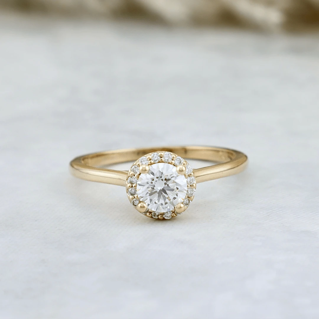 Bague Halo Classique en or 14K - 18K et diamants 0,6 ctw Bague Halo Classique En Or 14K - 18K Et Diamants 0,6 Ctw -Mathieu Blan Chard Soldes bague halo classique en or 14k 18k et diamants 0 6 ctw mathieu blanchard bagues de fiancailles modernes halo diamant rond 0 60 ctw mathieu blanchard mathieu blanchard joaillerie 1170887272
