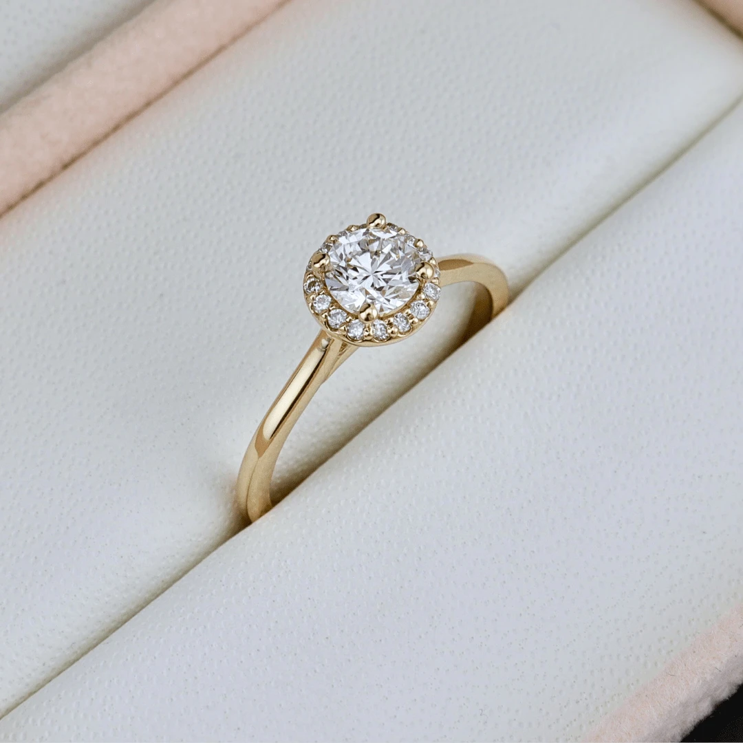 Bague Halo Classique en or 14K - 18K et diamants 0,6 ctw Bague Halo Classique En Or 14K - 18K Et Diamants 0,6 Ctw -Mathieu Blan Chard Soldes bague halo classique en or 14k 18k et diamants 0 6 ctw mathieu blanchard bagues de fiancailles modernes halo diamant rond 0 60 ctw mathieu blanchard mathieu blanchard joaillerie 1170887273