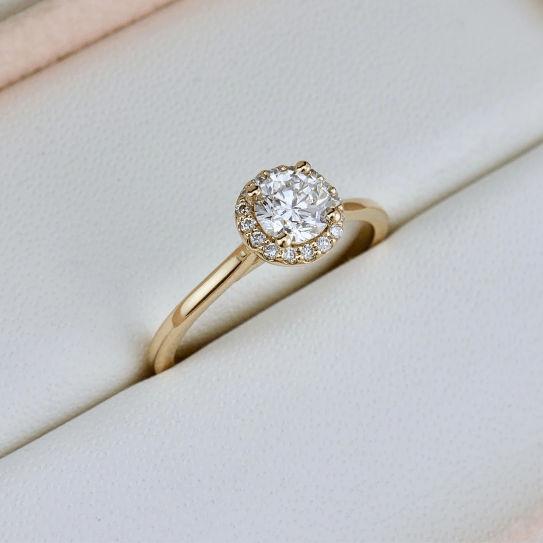 Bague Halo Classique en or 14K - 18K et diamants 0,6 ctw Bague Halo Classique En Or 14K - 18K Et Diamants 0,6 Ctw -Mathieu Blan Chard Soldes bague halo classique en or 14k 18k et diamants 0 6 ctw mathieu blanchard bagues de fiancailles modernes halo diamant rond 0 60 ctw mathieu blanchard mathieu blanchard joaillerie 1170887274