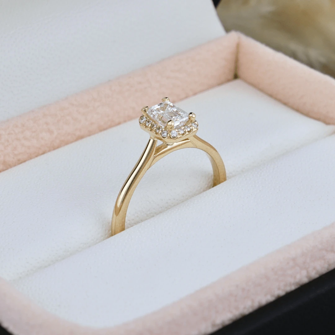 Bague Halo Émeraude en or 14K - 18K et diamants 0,6 ctw Bague Halo Émeraude En Or 14K - 18K Et Diamants 0,6 Ctw -Mathieu Blan Chard Soldes bague halo emeraude en or 14k 18k et diamant 0 6 ctw mathieu blanchard bagues de fiancailles modernes halo diamant emeraude 0 60 ctw mathieu blanchard mathieu blanchard joaillerie 1170887277