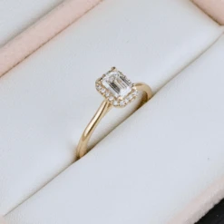 Bague Halo Émeraude En Or 14K - 18K Et Diamants 0,6 Ctw 3 Bague Halo Émeraude En Or 14K - 18K Et Diamants 0,6 Ctw -Mathieu Blan Chard Soldes bague halo emeraude en or 14k 18k et diamant 0 6 ctw mathieu blanchard bagues de fiancailles modernes halo diamant emeraude 0 60 ctw mathieu blanchard mathieu blanchard joaillerie 1170887278