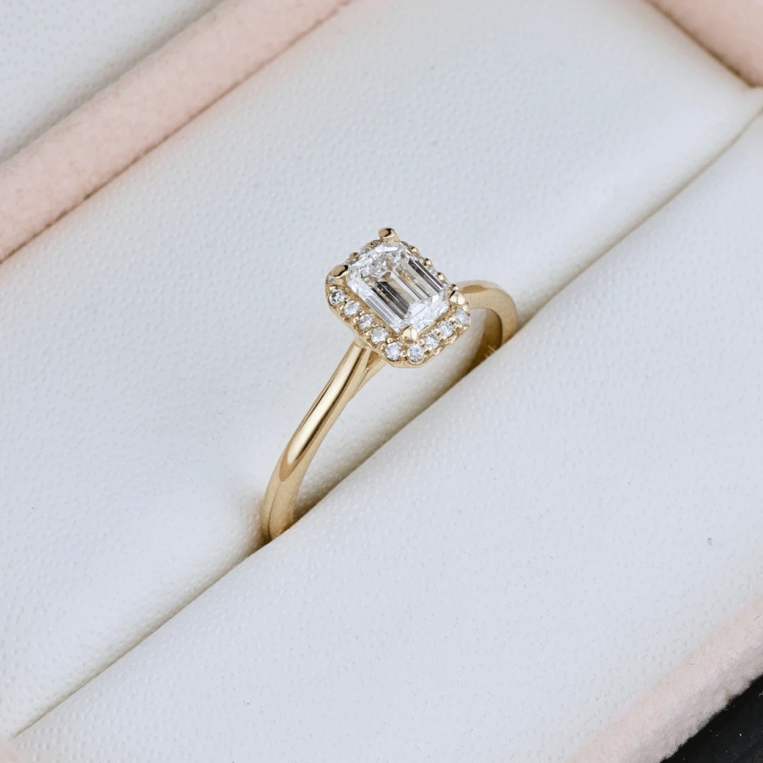 Bague Halo Émeraude en or 14K - 18K et diamants 0,6 ctw Bague Halo Émeraude En Or 14K - 18K Et Diamants 0,6 Ctw -Mathieu Blan Chard Soldes bague halo emeraude en or 14k 18k et diamant 0 6 ctw mathieu blanchard bagues de fiancailles modernes halo diamant emeraude 0 60 ctw mathieu blanchard mathieu blanchard joaillerie 1170887278