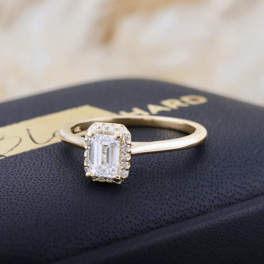 Bague Halo Émeraude en or 14K - 18K et diamants 0,6 ctw Bague Halo Émeraude En Or 14K - 18K Et Diamants 0,6 Ctw -Mathieu Blan Chard Soldes bague halo emeraude en or 14k 18k et diamant 0 6 ctw mathieu blanchard bagues de fiancailles modernes halo diamant emeraude 0 60 ctw mathieu blanchard mathieu blanchard joaillerie 1170887279