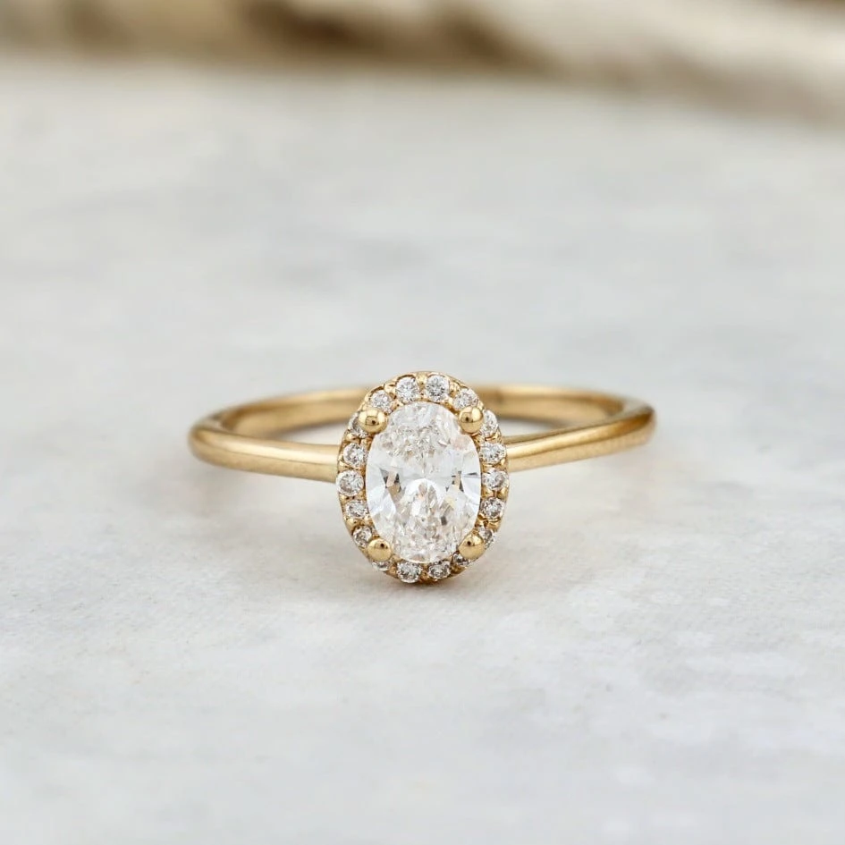 Bague Halo Oval en or 14K - 18K et diamants 0,6 ctw Bague Halo Oval En Or 14K - 18K Et Diamants 0,6 Ctw -Mathieu Blan Chard Soldes bague halo oval en or 14k 18k et diamants 0 6 ctw mathieu blanchard bagues de fiancailles modernes halo diamant emeraude 0 60 ctw mathieu blanchard mathieu blanchard joaillerie 1176262564