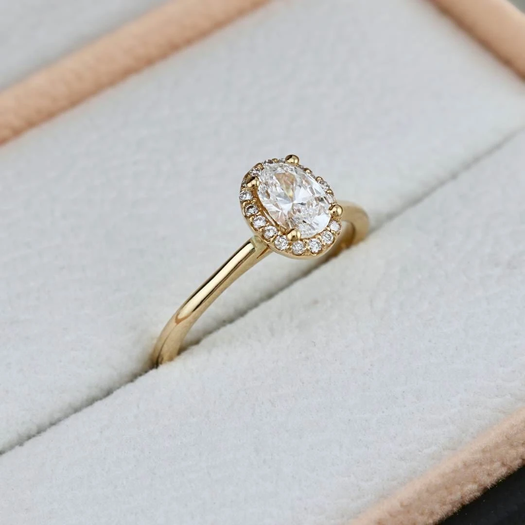 Bague Halo Oval en or 14K - 18K et diamants 0,6 ctw Bague Halo Oval En Or 14K - 18K Et Diamants 0,6 Ctw -Mathieu Blan Chard Soldes bague halo oval en or 14k 18k et diamants 0 6 ctw mathieu blanchard bagues de fiancailles modernes halo diamant emeraude 0 60 ctw mathieu blanchard mathieu blanchard joaillerie 1176262566