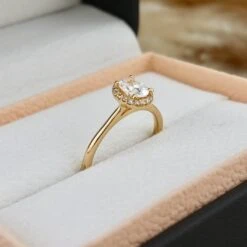 Bague Halo Oval En Or 14K - 18K Et Diamants 0,6 Ctw 3 Bague Halo Oval En Or 14K - 18K Et Diamants 0,6 Ctw -Mathieu Blan Chard Soldes bague halo oval en or 14k 18k et diamants 0 6 ctw mathieu blanchard bagues de fiancailles modernes halo diamant emeraude 0 60 ctw mathieu blanchard mathieu blanchard joaillerie 1176262567