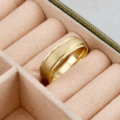 Bague Florentine En Or 10K 2 Bague Florentine En Or 10K -Mathieu Blan Chard Soldes bague jonc florentine en or 10k mathieu blanchard jonc florentine 6mm en or jaune ou blanc 10k bagues de fiancailles homme mathieu blanchard joaillerie 1170887156