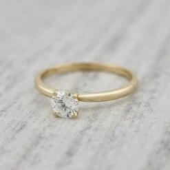 Bague Solitaire Classique En Or 10K Et Moissanite 0,5 Ct 4 Bague Solitaire Classique En Or 10K Et Moissanite 0,5 Ct -Mathieu Blan Chard Soldes bague solitaire classique en or 10k et moissanite mathieu blanchard bagues mathieu blanchard 40430638694648