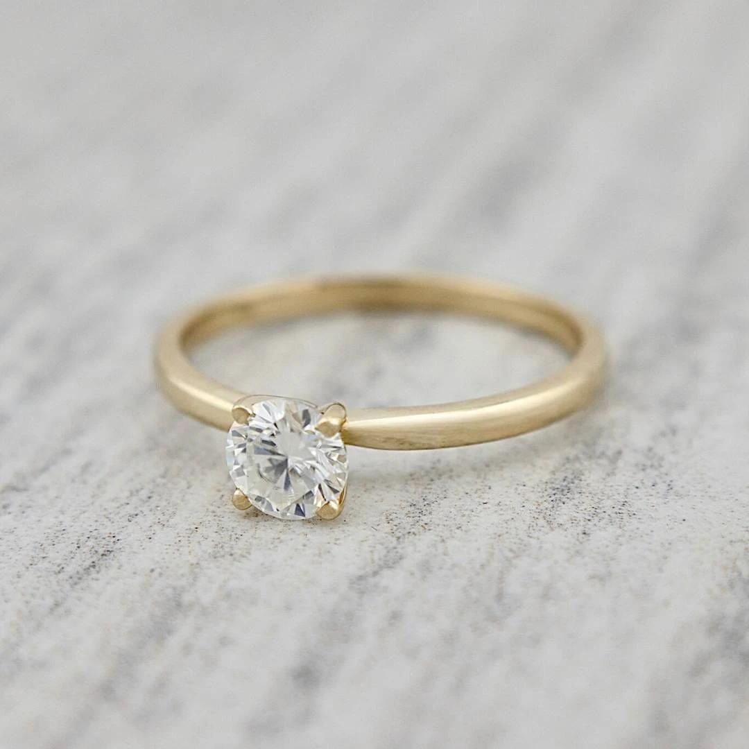 Bague solitaire Classique en or 10K et moissanite 0,5 ct Bague Solitaire Classique En Or 10K Et Moissanite 0,5 Ct -Mathieu Blan Chard Soldes bague solitaire classique en or 10k et moissanite mathieu blanchard bagues mathieu blanchard 40430638694648