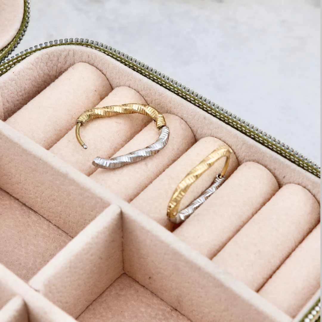 Boucles d'oreilles Huggies 2 tons en acier Boucles D'oreilles Huggies 2 Tons En Acier -Mathieu Blan Chard Soldes boucles d oreilles huggies 2 tons en acier mathieu blanchard pbom14223s huggies 2 tons reversible en acier inox mathieu blanchard mathieu blanchard joaillerie 1170887322