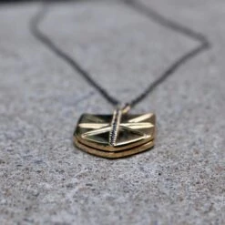 Collier Bouclier Porte-photo En Or 14K, Argent Sterling Et Saphirs 6 Collier Bouclier Porte-photo En Or 14K, Argent Sterling Et Saphirs -Mathieu Blan Chard Soldes collier bouclier porte photo et noir en or 14k argent sterling et saphirs noirs mathieu blanchard mathieu blanchard 39578749272312