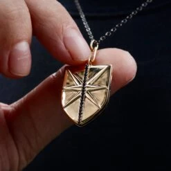 Collier Bouclier Porte-photo En Or 14K, Argent Sterling Et Saphirs 4 Collier Bouclier Porte-photo En Or 14K, Argent Sterling Et Saphirs -Mathieu Blan Chard Soldes collier bouclier porte photo et noir en or 14k argent sterling et saphirs noirs mathieu blanchard mathieu blanchard 39578749993208