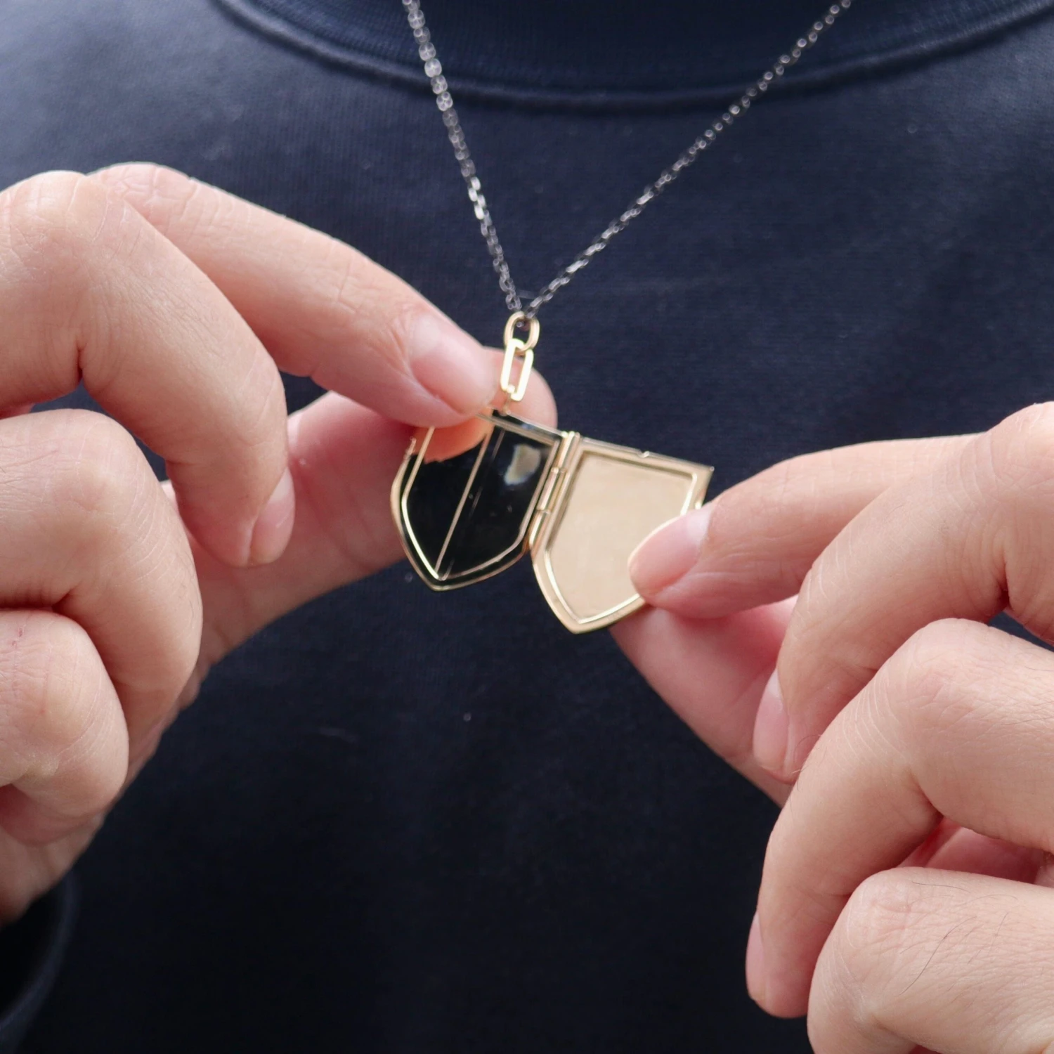 Collier Bouclier porte-photo en or 14K, argent sterling et saphirs Collier Bouclier Porte-photo En Or 14K, Argent Sterling Et Saphirs -Mathieu Blan Chard Soldes collier bouclier porte photo et noir en or 14k argent sterling et saphirs noirs mathieu blanchard mathieu blanchard 39578750058744 scaled