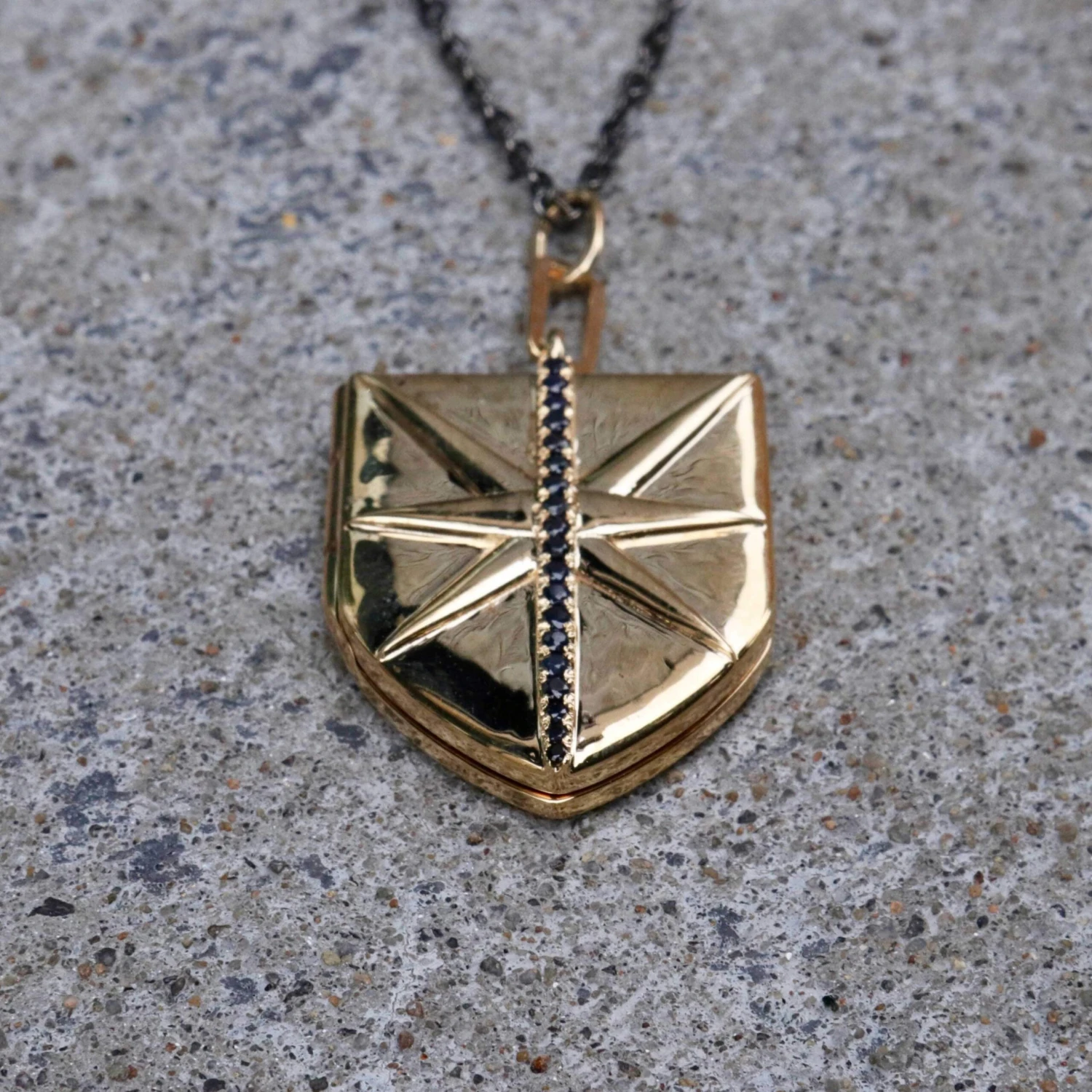 Collier Bouclier porte-photo en or 14K, argent sterling et saphirs Collier Bouclier Porte-photo En Or 14K, Argent Sterling Et Saphirs -Mathieu Blan Chard Soldes collier bouclier porte photo et noir en or 14k argent sterling et saphirs noirs mathieu blanchard mathieu blanchard 39583278760184 scaled