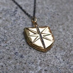 Collier Bouclier Porte-photo En Or 14K, Argent Sterling Et Saphirs 5 Collier Bouclier Porte-photo En Or 14K, Argent Sterling Et Saphirs -Mathieu Blan Chard Soldes collier bouclier porte photo et noir en or 14k argent sterling et saphirs noirs mathieu blanchard mathieu blanchard 39583289114872