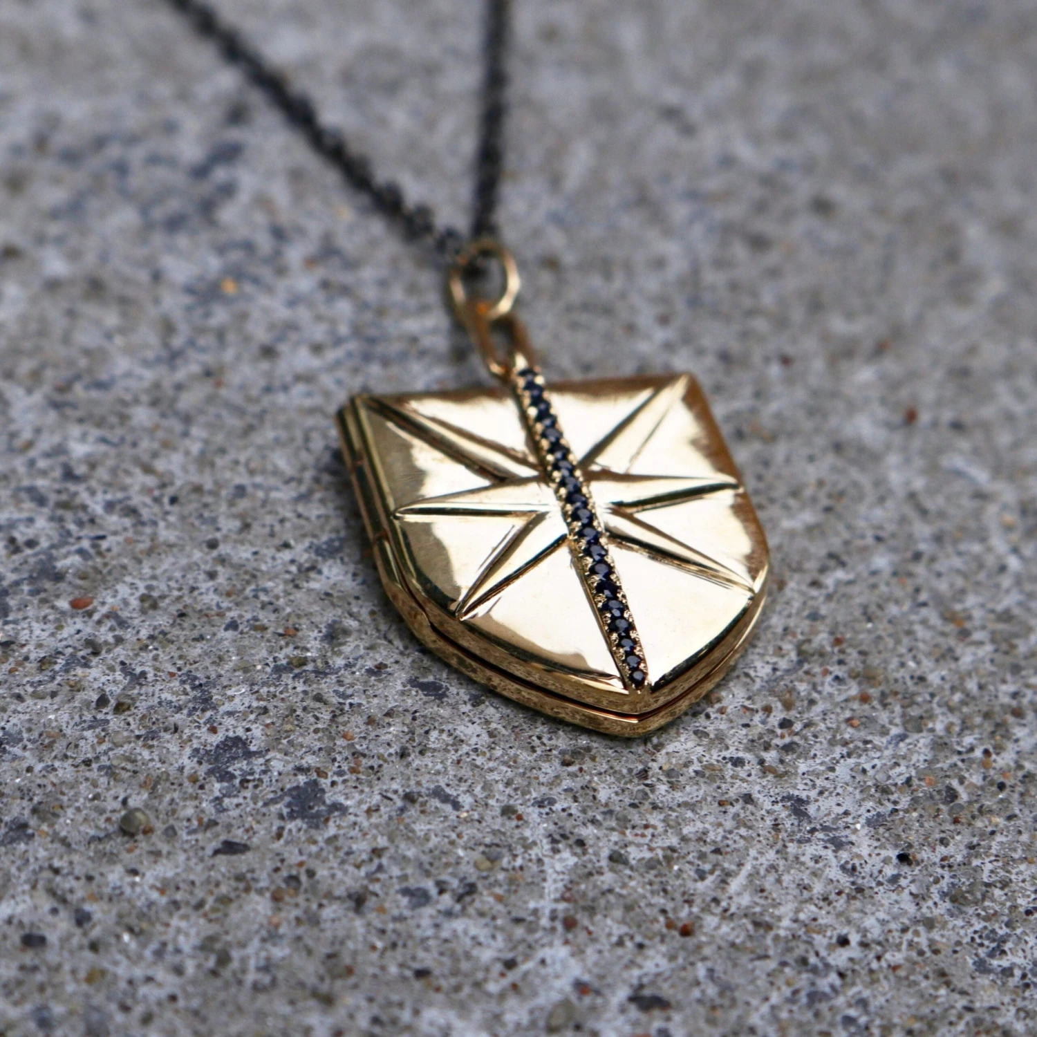 Collier Bouclier porte-photo en or 14K, argent sterling et saphirs Collier Bouclier Porte-photo En Or 14K, Argent Sterling Et Saphirs -Mathieu Blan Chard Soldes collier bouclier porte photo et noir en or 14k argent sterling et saphirs noirs mathieu blanchard mathieu blanchard 39583289114872 scaled