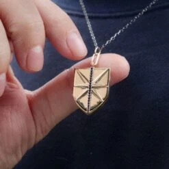 Collier Bouclier Porte-photo En Or 14K, Argent Sterling Et Saphirs 3 Collier Bouclier Porte-photo En Or 14K, Argent Sterling Et Saphirs -Mathieu Blan Chard Soldes collier bouclier porte photo et noir en or 14k argent sterling et saphirs noirs mathieu blanchard mathieu blanchard 39583334072568