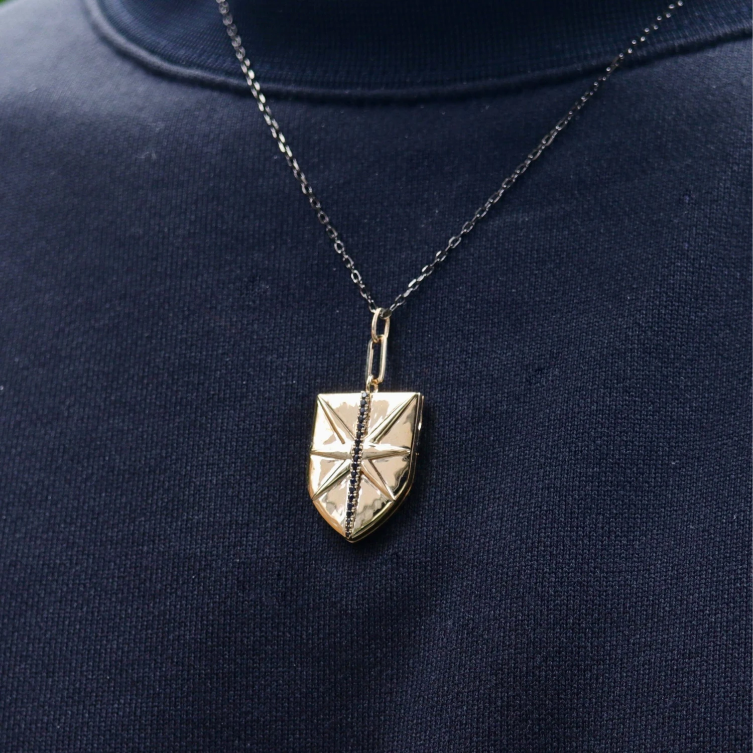 Collier Bouclier porte-photo en or 14K, argent sterling et saphirs Collier Bouclier Porte-photo En Or 14K, Argent Sterling Et Saphirs -Mathieu Blan Chard Soldes collier bouclier porte photo et noir en or 14k argent sterling et saphirs noirs mathieu blanchard mathieu blanchard 39591639318776 scaled