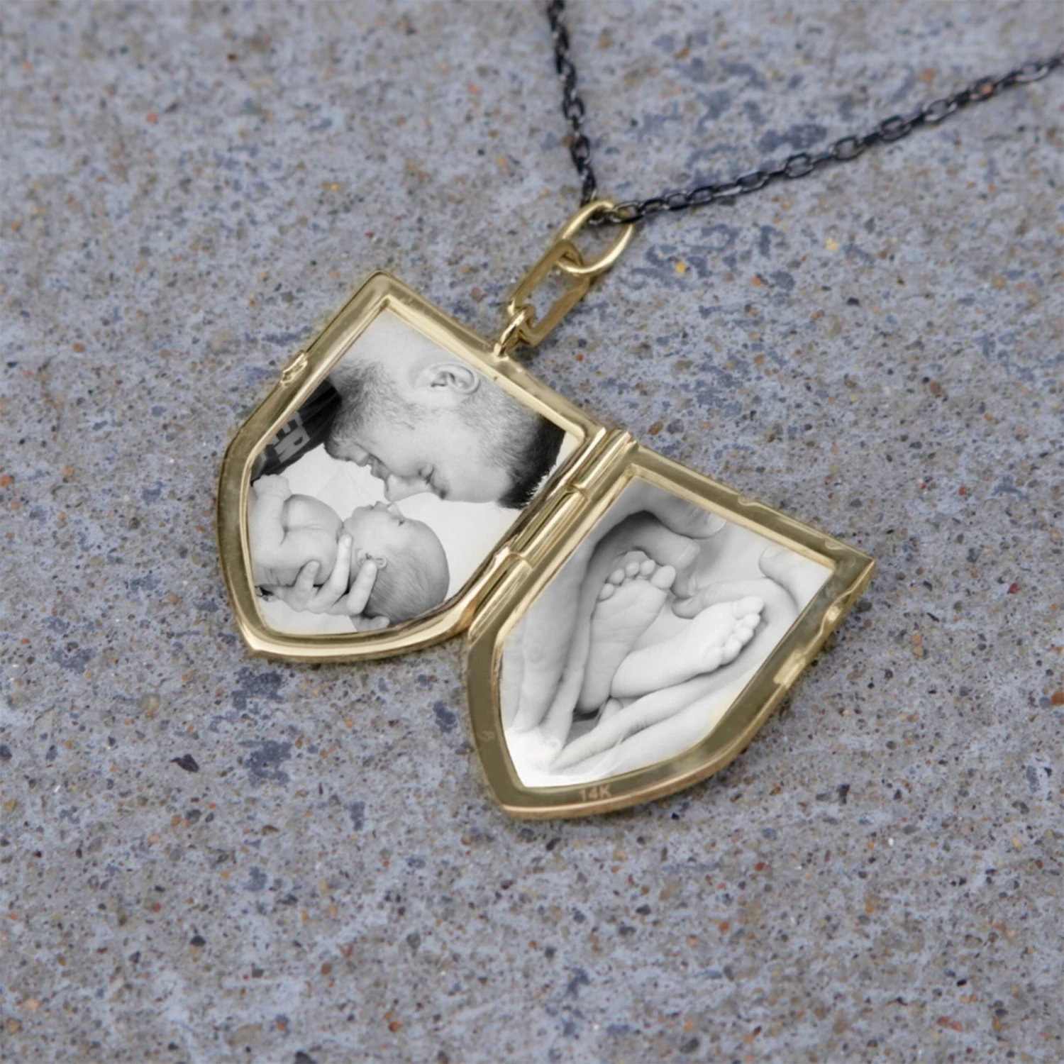 Collier Bouclier porte-photo en or 14K, argent sterling et saphirs Collier Bouclier Porte-photo En Or 14K, Argent Sterling Et Saphirs -Mathieu Blan Chard Soldes collier bouclier porte photo et noir en or 14k argent sterling et saphirs noirs mathieu blanchard mathieu blanchard 39591686111480 scaled