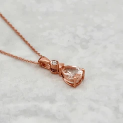 Collier En Or 10K, Morganite Et Diamant -Mathieu Blan Chard Soldes collier en or 10k morganite et diamant kp05 104211p morganite collier en or 10k morganite poire et diamant mathieu blanchard mathieu blanchard joaillerie 1170887378