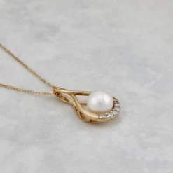 Collier Orya En Or 10K, Perle Et Diamants -Mathieu Blan Chard Soldes collier orya en or 10k perle et diamants collier en or 10k perle 7 mm et diamants 0 08 ctw mathieu blanchard mathieu blanchard joaillerie 1170887367