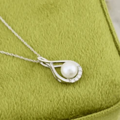 Collier Orya En Or 10K, Perle Et Diamants -Mathieu Blan Chard Soldes collier orya en or 10k perle et diamants collier en or 10k perle 7 mm et diamants 0 08 ctw mathieu blanchard mathieu blanchard joaillerie 1170887369