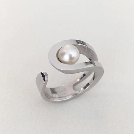 Bague en argent sterling et perle Bague En Argent Sterling Et Perle -Mathieu Blan Chard Soldes jean bastien bague perle 5mm sur argent plaque rhodium 20990374674599