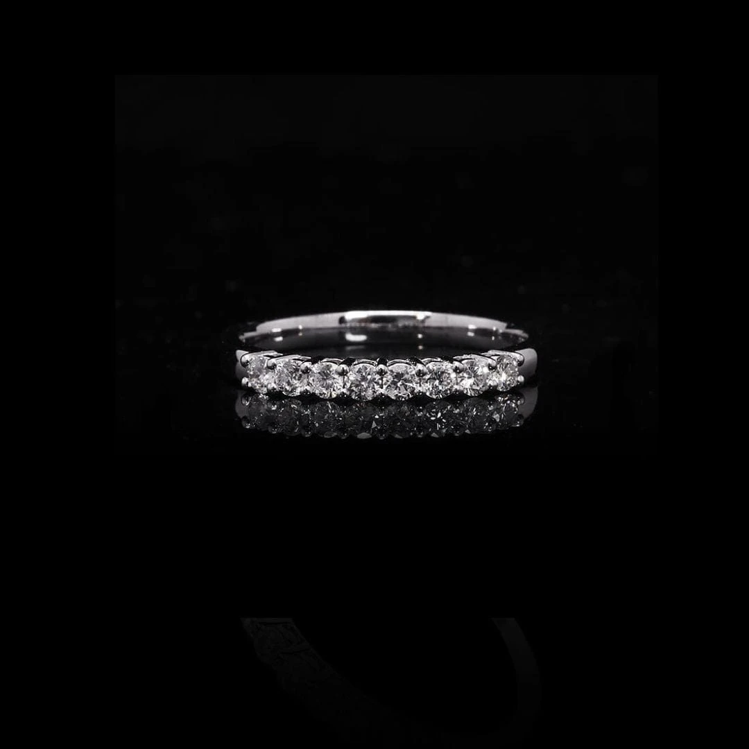 Bague semi-éternité à 8 moissanites en or 10K Bague Semi-éternité à 8 Moissanites En Or 10K -Mathieu Blan Chard Soldes mathieu blanchard bagues bague semi eternite a 8 moissanites en or blanc 10k 37944686575864