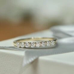 Bague Semi-éternité à 8 Moissanites En Or 10K 9 Bague Semi-éternité à 8 Moissanites En Or 10K -Mathieu Blan Chard Soldes mathieu blanchard bagues bague semi eternite a 8 moissanites en or jaune ou blanc 10k 39019600642296