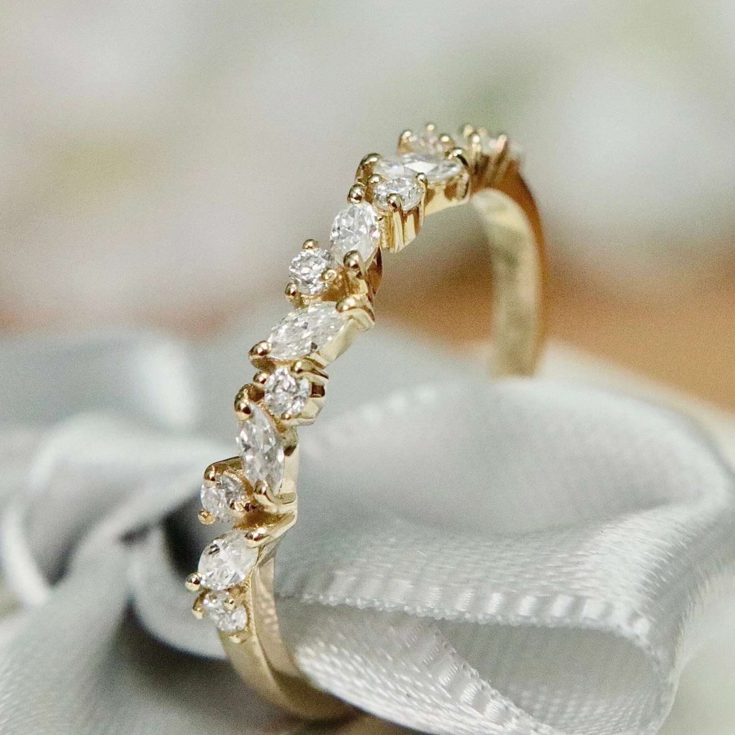 Bague semi-éternité Marquise en or 10K et moissanites Bague Semi-éternité Marquise En Or 10K Et Moissanites -Mathieu Blan Chard Soldes mathieu blanchard bagues bague semi eternite marquise en or 10k et moissanites 39027927286008 scaled