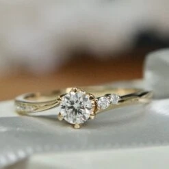 Bague Solitaire En Or 10K Et Moissanites -Mathieu Blan Chard Soldes mathieu blanchard bagues bague solitaire en or 10k et moissanites 39015253999864