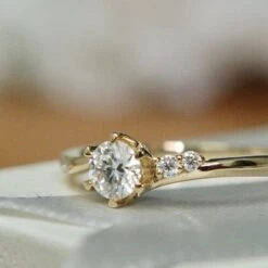 Bague Solitaire En Or 10K Et Moissanites -Mathieu Blan Chard Soldes mathieu blanchard bagues bague solitaire en or 10k et moissanites 39015256228088