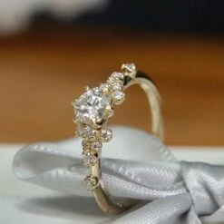 Bague Solitaire Nuage En Or 10K Et Moissanites -Mathieu Blan Chard Soldes mathieu blanchard bagues bague solitaire nuage en or 10k et moissanites 39015157301496