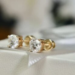 Boucles D'oreilles Classiques En Or Jaune Ou Blanc 10K Et Moissanites 4 Boucles D'oreilles Classiques En Or Jaune Ou Blanc 10K Et Moissanites -Mathieu Blan Chard Soldes mathieu blanchard boucles d oreilles boucles d oreilles classiques en or jaune ou blanc 10k et moissanites 39039035015416