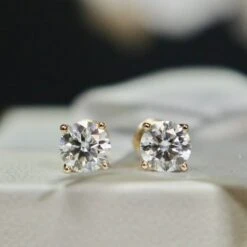 Boucles D'oreilles Classiques En Or Jaune Ou Blanc 10K Et Moissanites 2 Boucles D'oreilles Classiques En Or Jaune Ou Blanc 10K Et Moissanites -Mathieu Blan Chard Soldes mathieu blanchard boucles d oreilles boucles d oreilles classiques en or jaune ou blanc 10k et moissanites 39039035244792