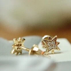 Boucles D'oreilles Étoiles Du Nord En Or 10K Et Moissanites -Mathieu Blan Chard Soldes mathieu blanchard boucles d oreilles dore boucles d oreilles etoiles du nord en or 10k et moissanites 39027611959544