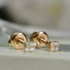 Boucles D'oreilles Les Minis Carrés En Or 10K Et Moissanites -Mathieu Blan Chard Soldes mathieu blanchard boucles d oreilles dore or 10k boucles d oreilles les minis carres en or 10k et moissanites 39039040225528