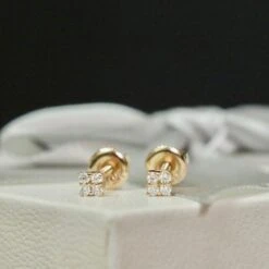 Boucles D'oreilles Les Minis Carrés En Or 10K Et Moissanites -Mathieu Blan Chard Soldes mathieu blanchard boucles d oreilles dore or 10k boucles d oreilles les minis carres en or 10k et moissanites 39039040389368