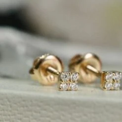 Boucles D'oreilles Les Minis Carrés En Or 10K Et Moissanites -Mathieu Blan Chard Soldes mathieu blanchard boucles d oreilles dore or 10k boucles d oreilles les minis carres en or 10k et moissanites 39039040520440