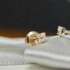 Boucles D'oreilles Les Minis Carrés En Or 10K Et Moissanites -Mathieu Blan Chard Soldes mathieu blanchard boucles d oreilles dore or 10k boucles d oreilles les minis carres en or 10k et moissanites 39039040815352