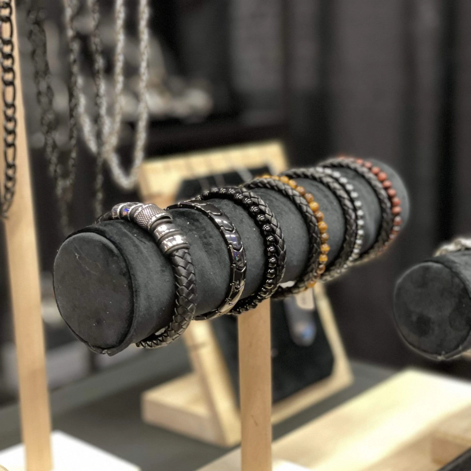 Bracelet Stone en cuir, acier et oeil de tigre rouge Bracelet Stone En Cuir, Acier Et Oeil De Tigre Rouge -Mathieu Blan Chard Soldes mathieu blanchard bracelet bracelet stone en cuir acier et oeil de tigre rouge 34492687646968 scaled